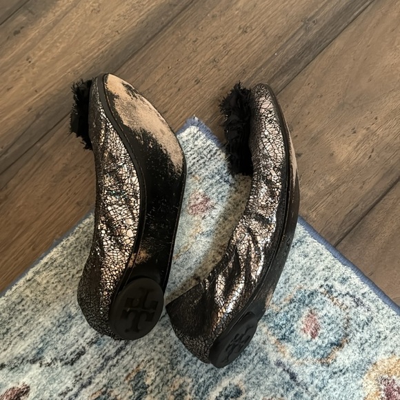 Tory Burch silver and black metallic bow leather flats size 8 - Picture 4 of 9